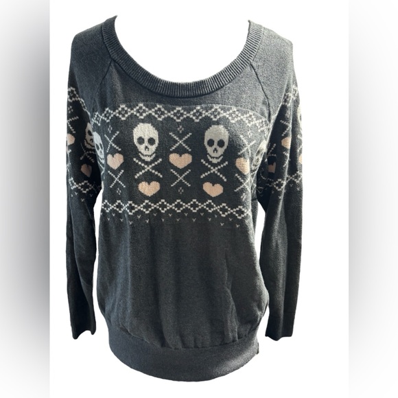 Cute! Torrid Skull and Hearts Gray Sweater - Picture 1 of 11